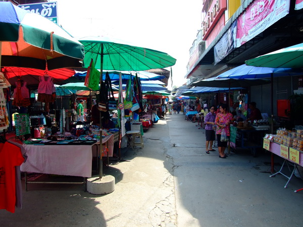 พาเที่ยวชมตลาด100ปี สามชุกก่อนกลับนะครับ  พอดีขอตัวกลับมาแต่เช้าเพราะลูกสาวยังมีไข้อยู่(ออกอีสุกอีใส