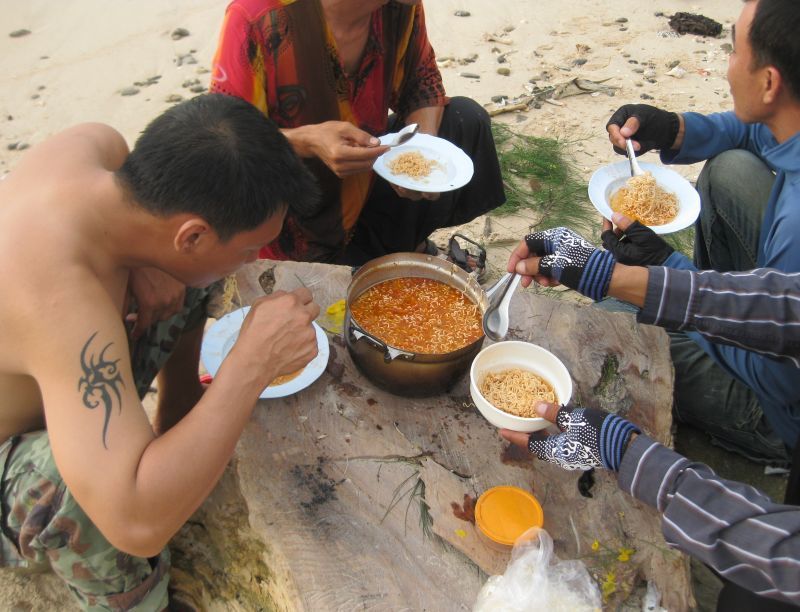 กินกันหม้อแทบแตก...กับบะหมี่+ทูน่า
 :um