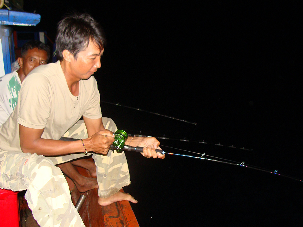 ผ่านฝูงปลาสากมา ปลาอังเกยก็เข้าฉวยอีกครับ :smile: