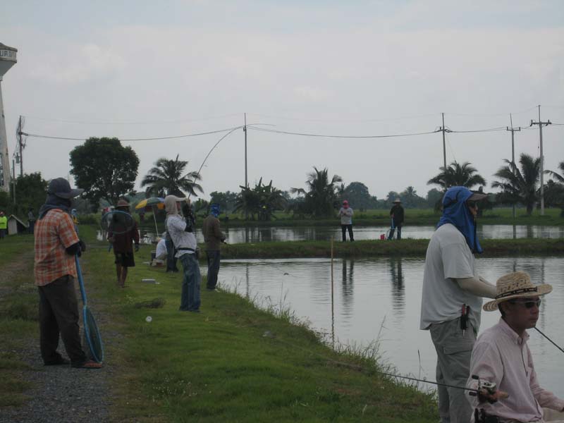 


ด้านท้ายบ่อ.......ยัง....ทำ...คะ...แนน....กัน.