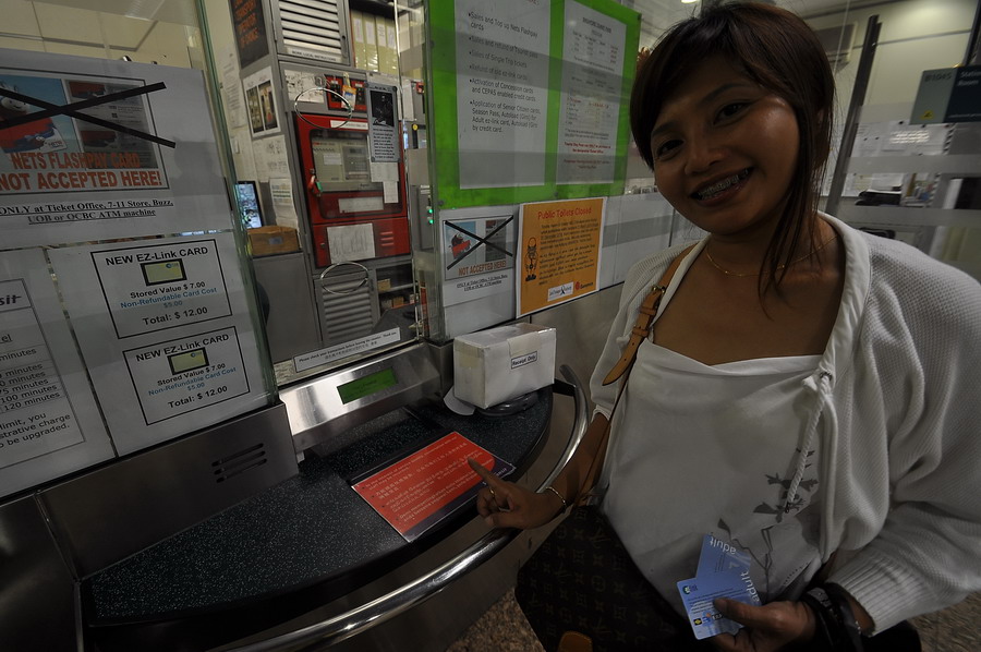 ก่อนอื่นหากเราเดินทางด้วย MRT บ่อยครั้ง แนะนำให้ซื้อบัตร   EZ pass นะครับจะประหยัด
กว่าการซื้อบัตรต