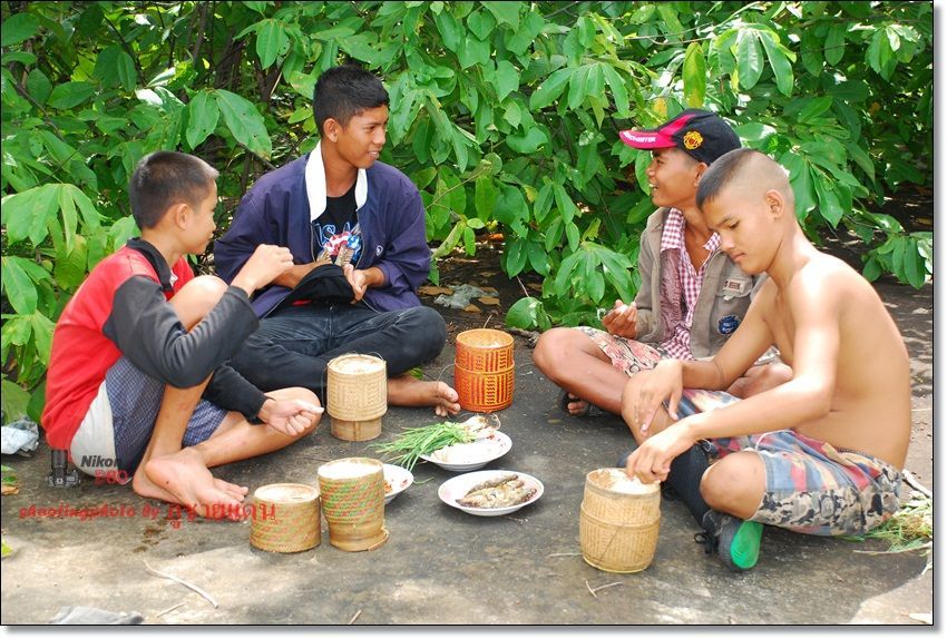 ความสุขนั้นอยู่ไม่ใกล..มันอยู่ที่ใจของเรานี่เอง..
กินข้าวด้วยกันนะครับ...