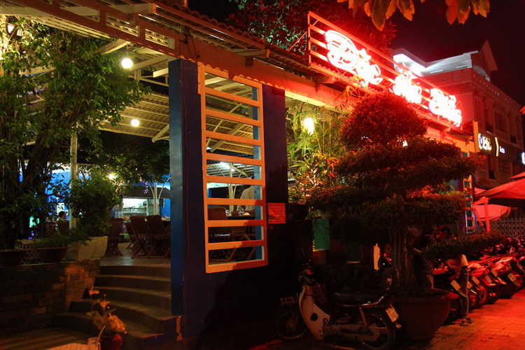 ไปเวียตนามเที่ยวนี้ งานมากมาย มาได้ดื่มก็ก่อนจะกลับ ร้านนี้ดีกว่าสีสวยดี  :laughing: :laughing: :lau