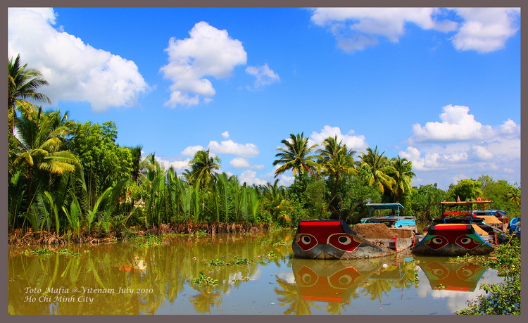 หลังร้านมีคลอง เรือที่นี่เขียนรูปตาไว้ทุกลำเลยครับ 