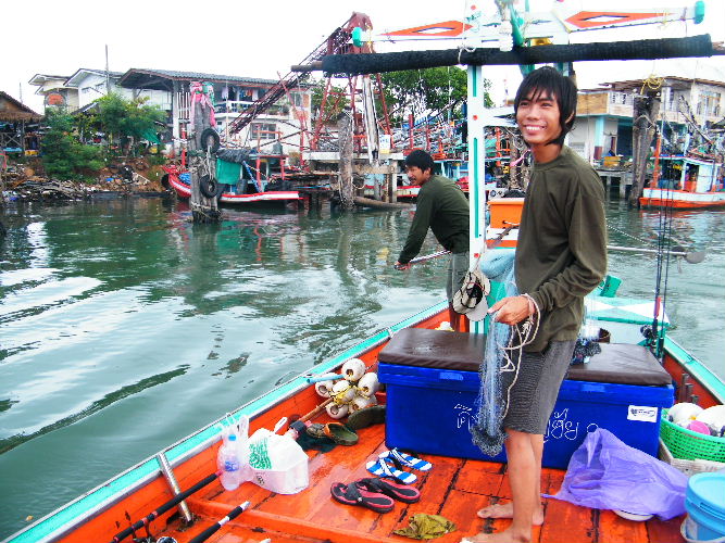 ฝนหยุด กำลังออกเรือรอบสอง เจ้าเป็ดอยากลองของครับ มันจะทอดแหปลากะบอก :laughing: