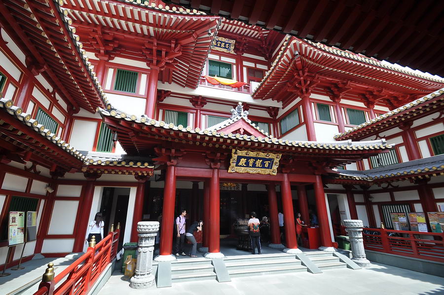 ิ เดินตามทางมาเรื่อยๆสักพักก็เจอวัด Buddha Tooth Relic Temple&Museum เป็นวัดจีน
บนชั้น4 จะมีพระบรมส