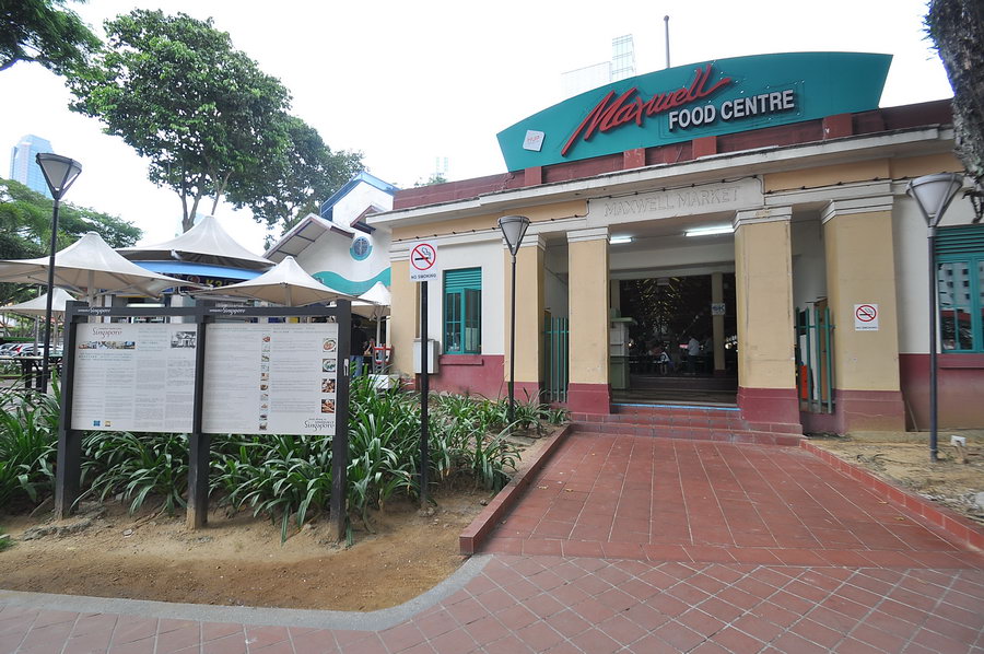 เกือบเที่ยงแล้ว......หิวพอดีเข้าไปหาอะไรทานกันที่นี่ครับ ด้านในมีร้านข้าวมันไก่ชื่อดัง
ไปครับเข้าไป