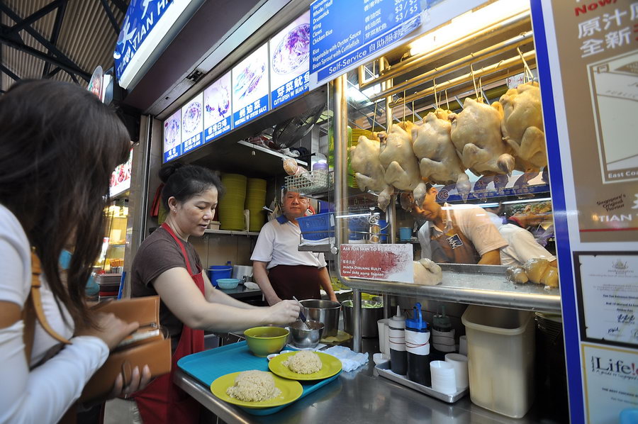 โชคดีจังได้คิวแรกพอดี  พอสั่งไก่ตัวนึง...เถ้าแก่แกบอกรื้อกิน 2คน เอาไปครึ่งตัวก็พอ
(มีงี้ด้วย)   :t