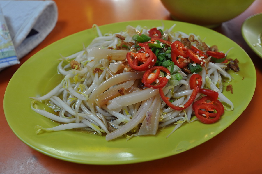 อีกเมนูเป็นถั่วงอกผัดไฟแดงราดด้วยปลาหมึก   :smile: :smile: :smile: