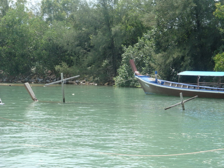 ครั้งนี้เราเอาเรือมาลงที่ข้างท่าเรือน้ำลึกครับ
ก็เห็นมีเรือดำน้ำจอดอยู่ด้วยลำหนึ่ง

 :ohh: :ohh: 