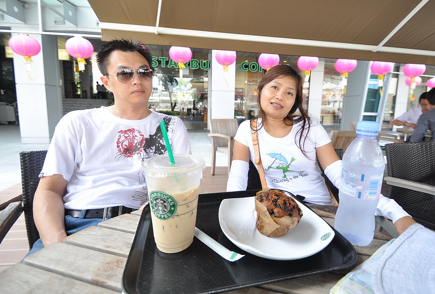 แวะนั่งพักดื่มกาแฟชมบรรยากาศซักแก้วก่อนละกันครับ   :smile: :smile: :smile: