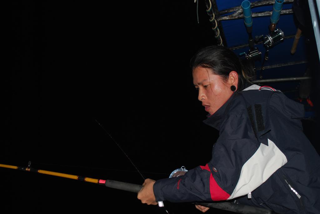 


พอเครื่องเรือเบาลง...สมอหล่นน้ำดั