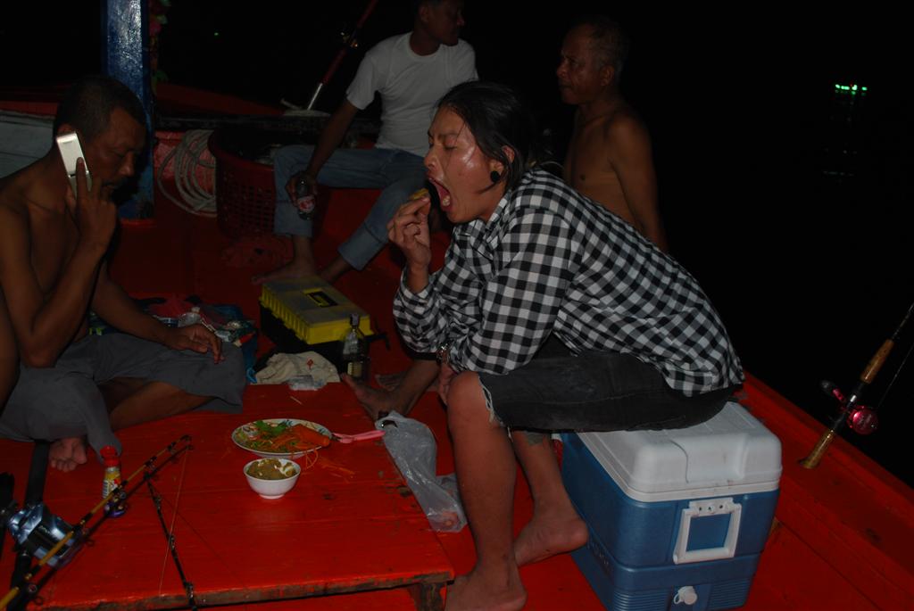 


โดนละเมิง...ชะนีหลงฝูง.... :laughing: :laughing: :laughi