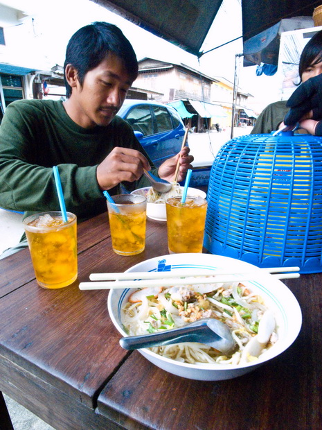 ร้านนี้เด็ดครับ ใครไปเรือไต๋ต้นลองดูได้ครับ  สำหรับผม2ชามอย่างต่ำ :umh:5555555
