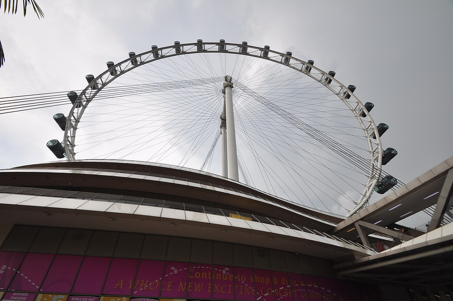 เดินจากเมอร์ไลออนข้ามสะพานมาผ่านโรงละครเอสพลาเนด (Esplanade Theatres) ประมาณสี่สิบนาทีก็ถึงครับ
สิง