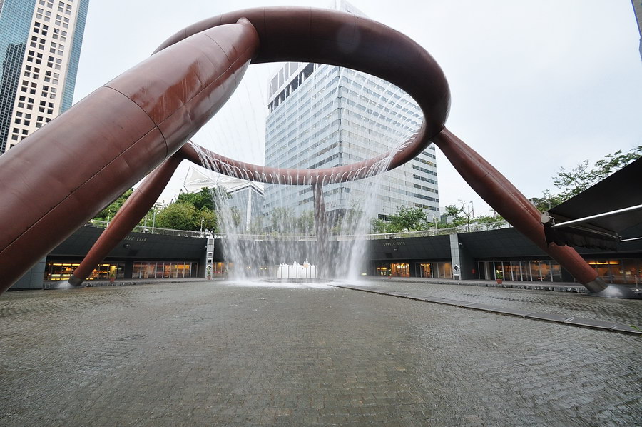 เดินมาอีกซักพักใหญ่ๆเราก็มาถึงที่นี่ครับ น้ำพุแห่งความมั่งคั่ง (Fountain Of Wealth)      ถูกสร้างอยู