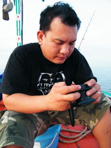 มาดูตาปอมกันมั่ง กำลังดูรูปในกล้อง