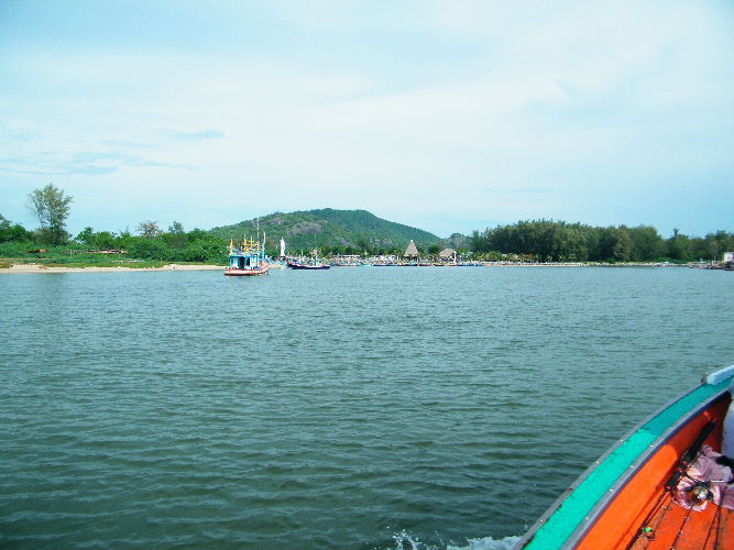 สังเกตุน้ำที่ท่าเรือน้ะครับ เรียบซ