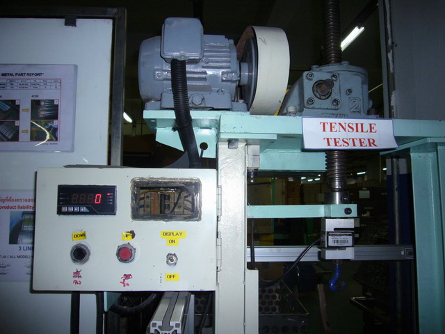         รูปที่  58  เป็นเครื่อง  TENSILE  TESTER  สำหรับเช็คความเหนี่ยวหาแรงขาดของไหมว่าจะขาดที่กี่ก