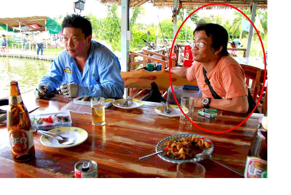 ขอโทษนะครับ      พี่ทีอยู่ใน (วงกลมสีแดง)     พี่เสือหรือเปล่าครับ เห็นไปที่ไหน  มีแต่เสือเต็มโต๊ะไป