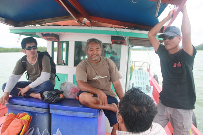 บังหลีมาพร้อมกับเรือไต๋แกน ที่พาพวกเราไปขึ้นเรือบังหลี ที่ไดร์หมึกไว้ให้ตั้งแต่เมื่อคืน 
ลืมคับ ทริ