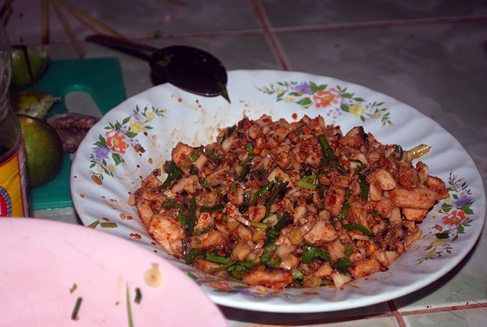 เนื่องจากตั้งแต่เกิดมา ยังไม่เคยกินลาบชะโดครับ
ต้องลอง  :laughing:

หันไปชิ้นๆ แล้วรวน แล้วปรุงเค