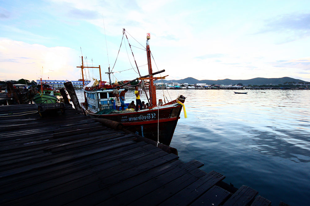 มองอีกฟากหนึ่งก็มีเรือหาปลา  ซึ่งลูกเรือเป็นชาวเขมรส่งเสียงคุยกันอย่างสนุกสนานก่อนออกเรือ

 :cool: