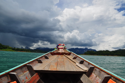 มาถึงท่าเรือ ลุงเฉื่อย บอกรีบกันหน่อยฝนมาแล้วดูท่าจะแรงน่าดู :frown: :frown: