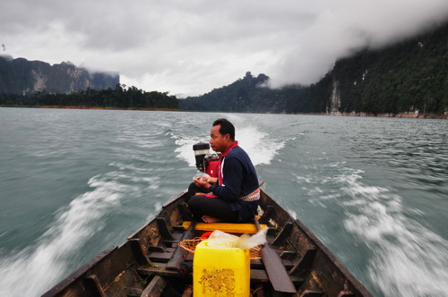 ลงเรือ ตามหาฝัน กันเลยดีกว่า นี่ กัปตัน ผมครับ ลุงเฉื่อยผู้น่ารัก กันเองทุกครั้งที่ผมไปแกจะมีผลไม้มา