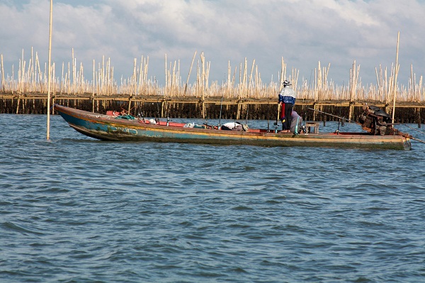 ชั่วไม่นานเราก็มาถึงหมาย....มีเรือมาจองคิวก่อนแล้วหนึ่งลำ...ถ้าทางวันนี้จะมีตลาดนัดแน่ๆ :grin: