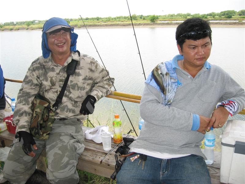น้ายุทธกับน้าโอ๋ วันนี้หม่ำข้าวลื่นพอสมควรครับ สกอร์ 3-2 ครับ  :cool: :cool: :cool: :cool: :cool: :c