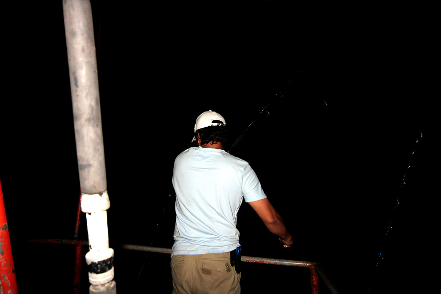 
 [b]  ที่ท้ายเรือ  เอะอะ  โวยวาย กันอีกแล้ว

  คราวนี้  ถึงคิว  น้าดนัยมั่ง

  ผมรีบ  ขโยกเขยก