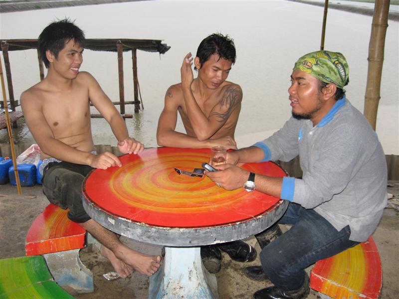 หนุ่มๆต่างก็เริ่มเปลือยกันแล้วครั