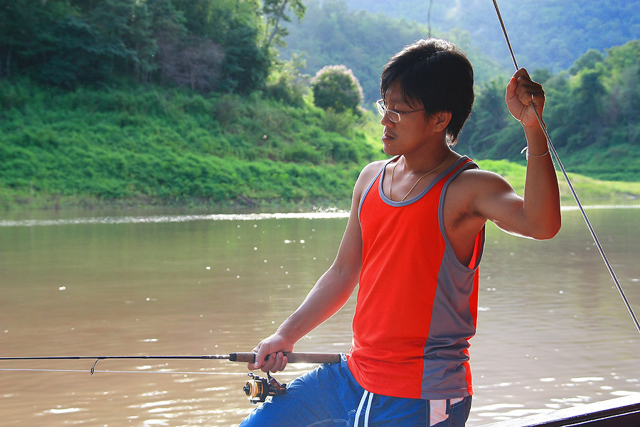 สายแล้วตะวันโด่ง...ตื่นมาเจอน้าปอนด์ กำลังเอาสายเอ็นแกว่งน้ำเล่นอยู่ข้างแพ..
 :grin: :grin: :grin: