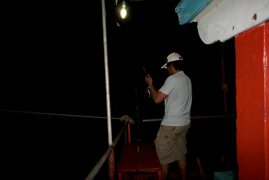 
 [b]  ที่ท้ายเรือ   น้าดนัย  ก็โดนเข้าให
