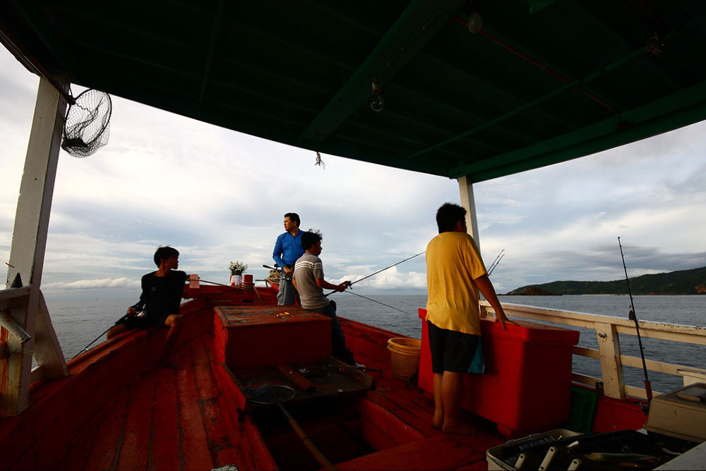 ระหว่างรอสัญญาณเสียงรอกที่ท้ายเรือ ที่หัวเรือก็พากันหย่อนปลาเล็กไปพลางๆด้วย
 :cool: