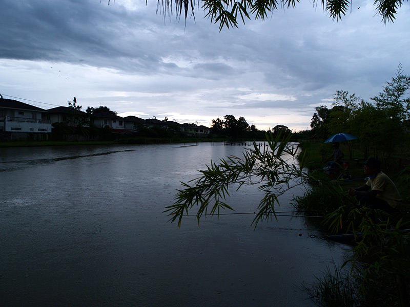 สรุปว่าการเจรจาของ น้าเจ๊ก ไม่เป็นผล แล้วฝนก็เทลงมา  :smile: