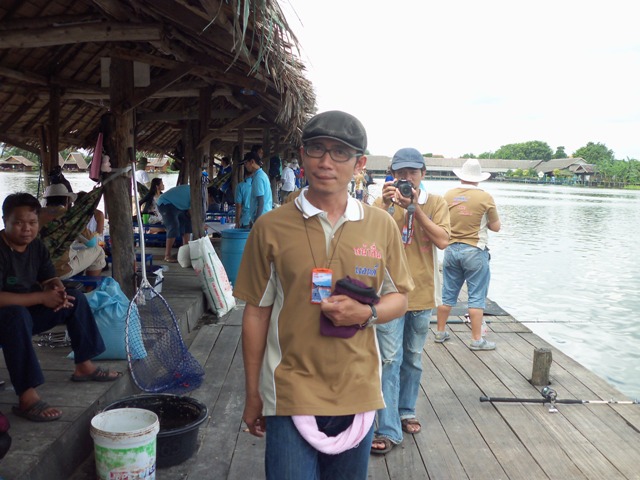 คนนี้ ทำเป็นเดินแจกของจิงๆๆสงสัยเป็นสปายหน้าลื่นแน่ๆๆๆ :cheer: :cheer: :cheer: