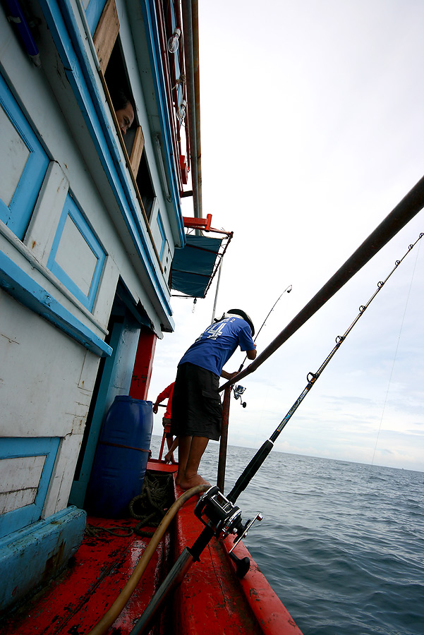 
 [b]  ท้ายเรือ   มีอะไรล่ะนั่น[/b]


 :grin: