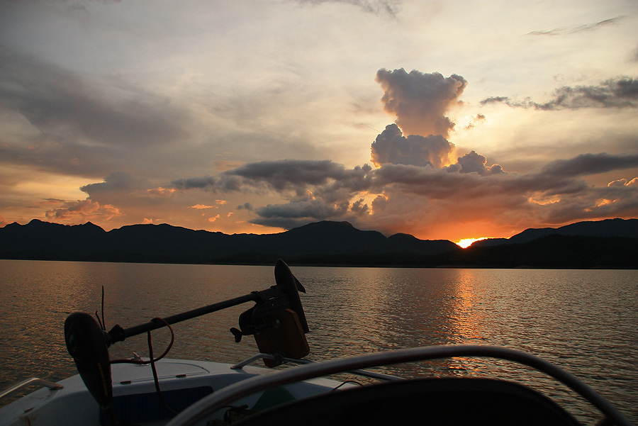 ล่องเรือออกมาปลายนาสวน....ออกมาหาเพื่อนๆที่ป่านนี้คงตกปลาได้กันแบบเพลิดเพลิน
 :grin: :grin: :grin: