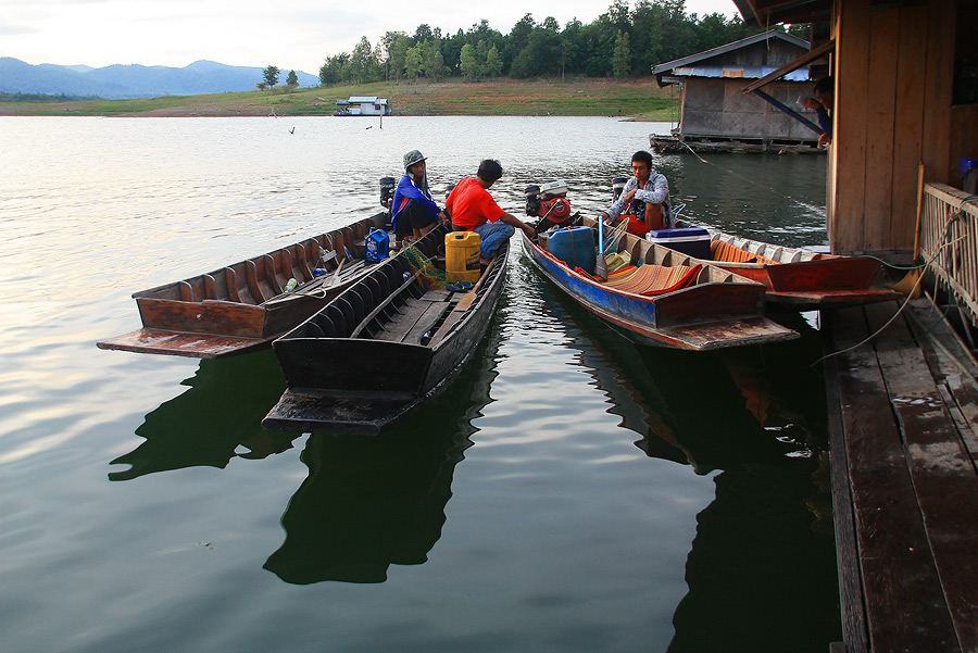 เช้าตื่นมา...เรือไม้ที่ใช้ล่าแห้ว เอ้ยยย ล่าปลา ของเพื่อนๆก้อมารอกันแระ... 
:grin: :grin: :grin:
