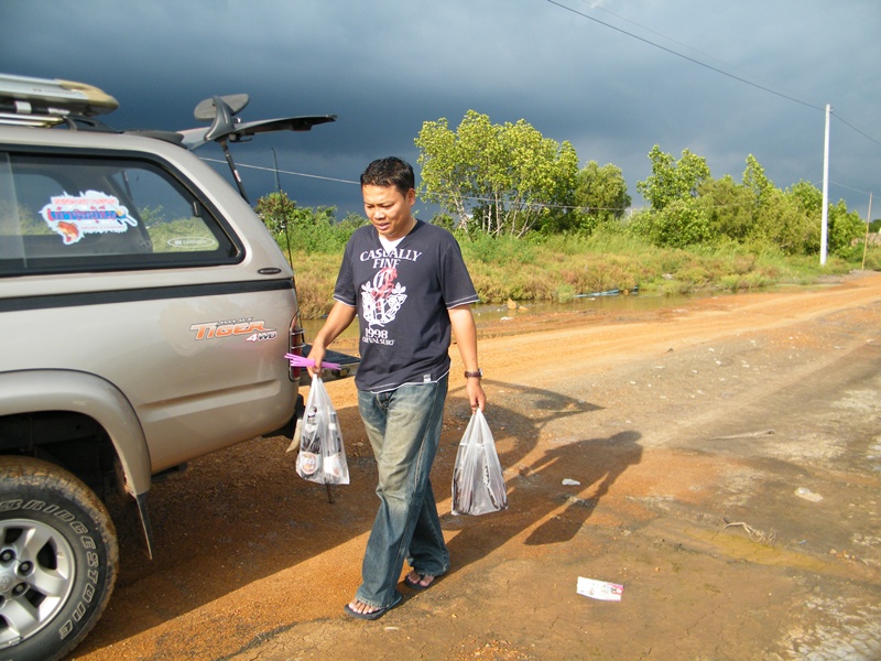 อากาศมันร้อน ไปหาอะไรเย็นๆ มากระแทกดีกว่า..(ฝนข้างหลังกะลังมาเลย) :cheer: :cheer: :cheer: :cheer: :c