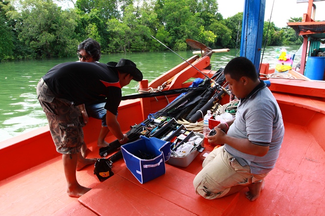 กลับมาถึงเรือ


เอาแล้ว ไว้กันจริงๆแหะ


รีบประกอบคันเบ็ดกันซะแระ


ไม่รอเราเล้ยยยย