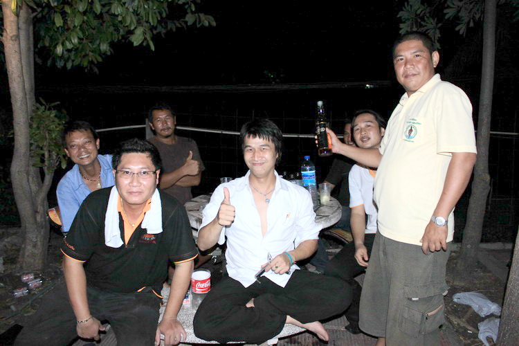   Relax   ขาเมาเริ่มซ้อมอีกแล้วครับท่าน  เตรียมไปเยือนถิ่น  น้าอู๊ด :laughing: :laughing: :laughing: