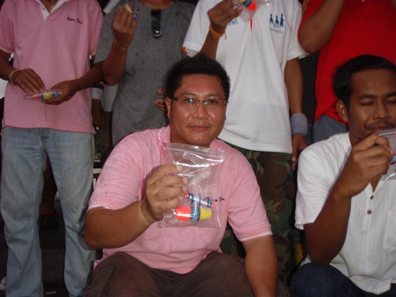 น้าคนนี้ตกปลากับผมอยู่ดีๆ...
หนีไปอาบน้ำ...ซะงั้น............... :love:
ดูดู่ดู..ดูเค้าทำ :laughin