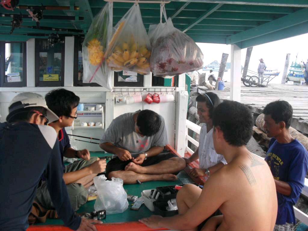 พอลงเรือคบ ไต๋หนวดบอกพร้อมลุยรึยัง...พวกเราบอก!! ลุยโล้ดไต๋ แล้วเราก็ออกเรือไปกลางทะเลกัน