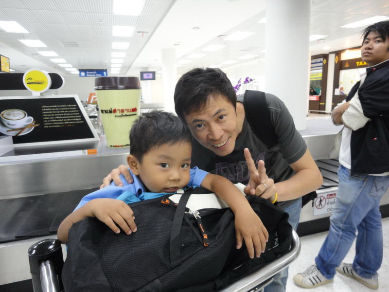 เคนมารอรับเช่นเคยครับ
 " ป่ะป๊า เคนคิดถึงป่ะป๊ามากรู้มั๊ย " เสียงโปรเคน ระบายความในใจให้ฟัง
ผมเอ