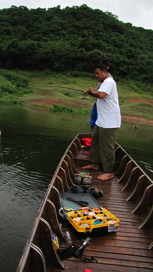 
   ยื่นใกล้ผมมากไปถ่ายรูปไม่ได้.......ไล่ให้ไปยื่นหัวเรือซะเลย.... :grin: :grin: :grin: