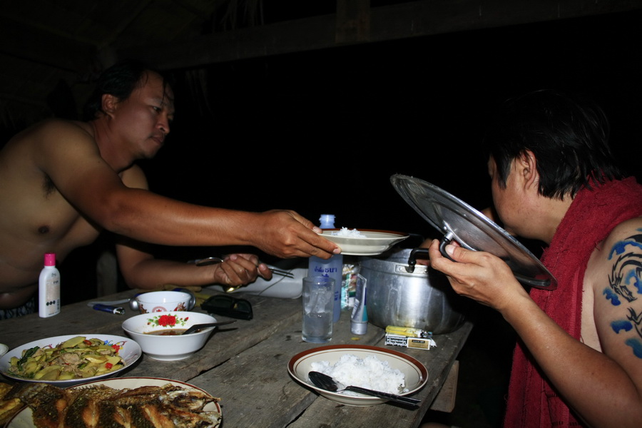 โอ้ว.....ยามึงซ่าส์  2 ท่านนี้ ไม่ทราบว่าใครเป็นหัวหน้าแกงค์กันแน่ 


 :laughing: :laughing: :lau