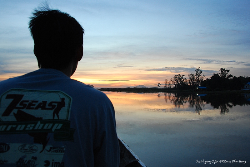 หันหัวเรือเข้าร่อง...เพื่อมุ่งหน้าไปตามหาฝันโดยฝากความหวัง ไว้กับ ไต๋ดำรง  :cool: :cool: :laughing:
